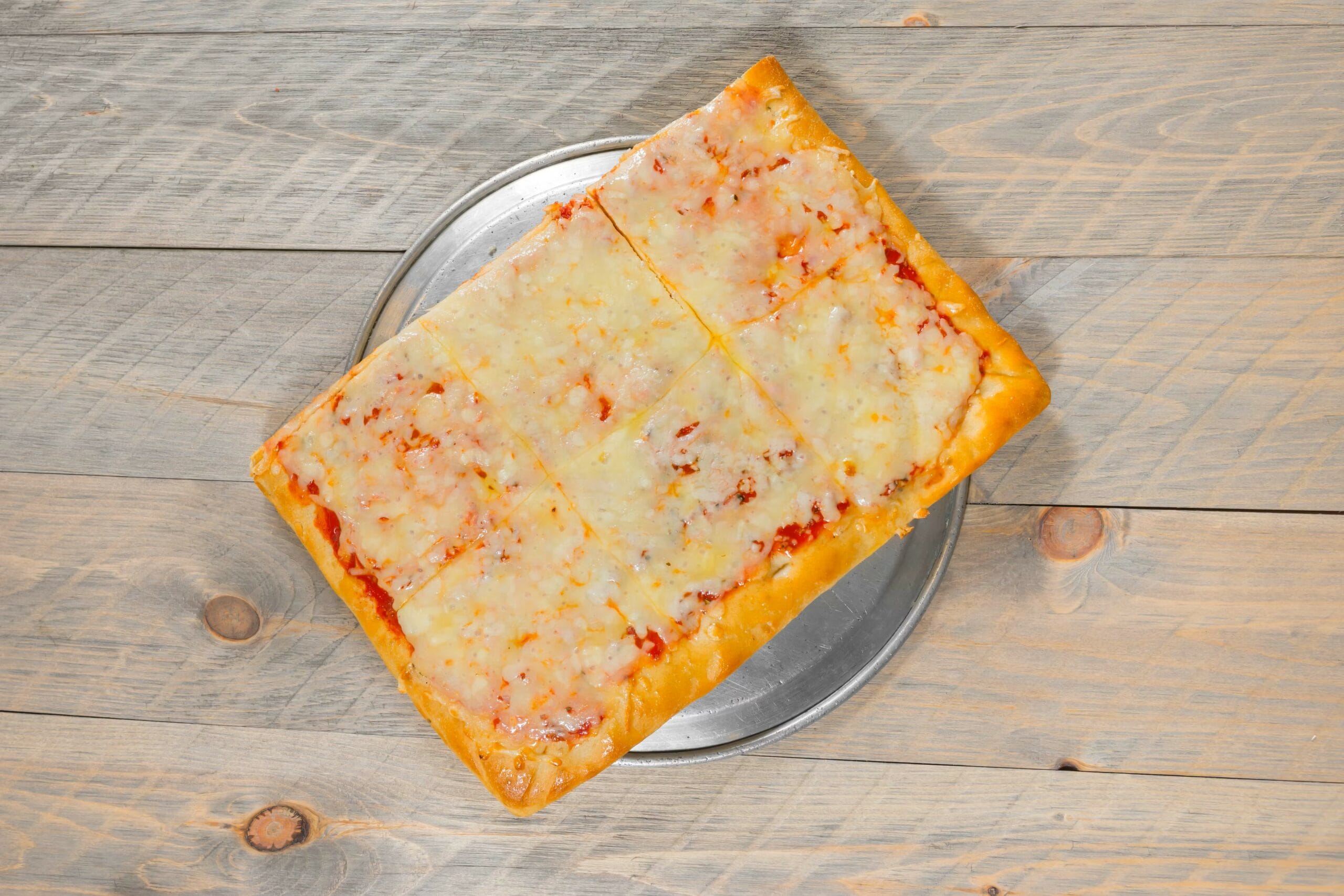 يقدم الاطباق الايطالية والبيتزا 