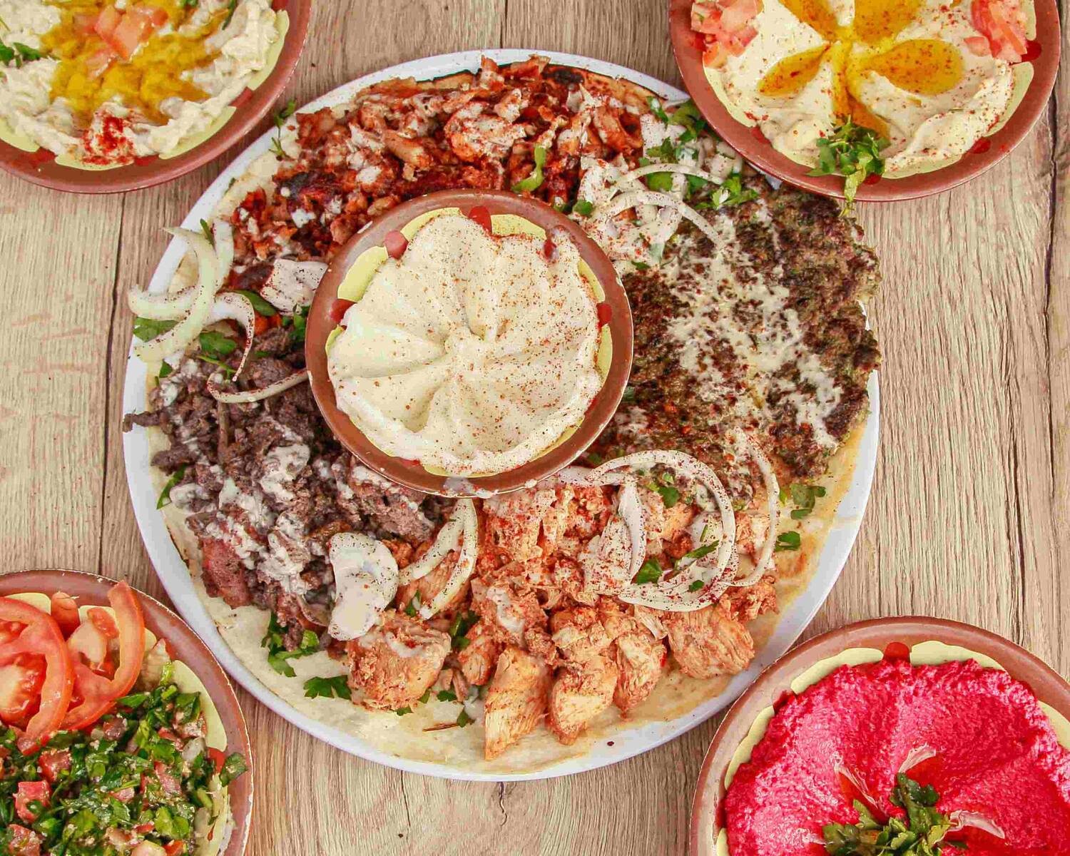 يقدم الاطباق اللبنانية 