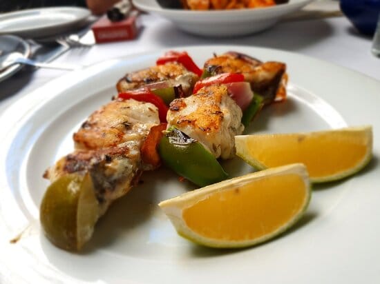 يقدم الاطباق البحرية والمتوسطية والتونسية 