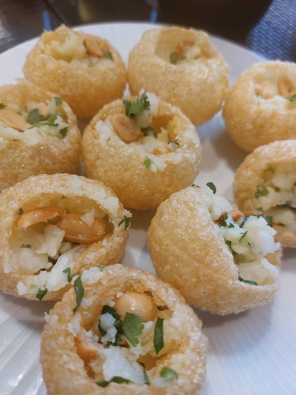 يقدم الاطباق الهندية والاسيوية 