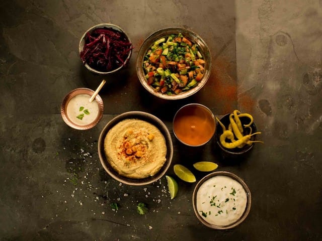 يقدم الاطباق الافريقية والمغربية والشرق اوسطية والعالمية 