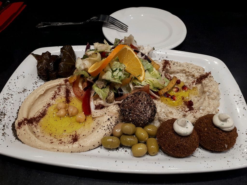 يقدم الاطباق اللبنانية والشرق اوسطية والمتوسطية 