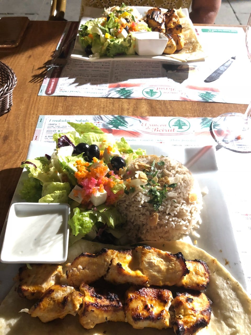 يقدم الاطباق اللبنانية والصحيه والعربية 