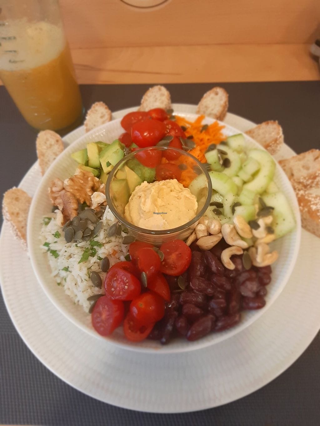 يقدم الاطباق المغربية والعالمية والصحية والبيتزا 