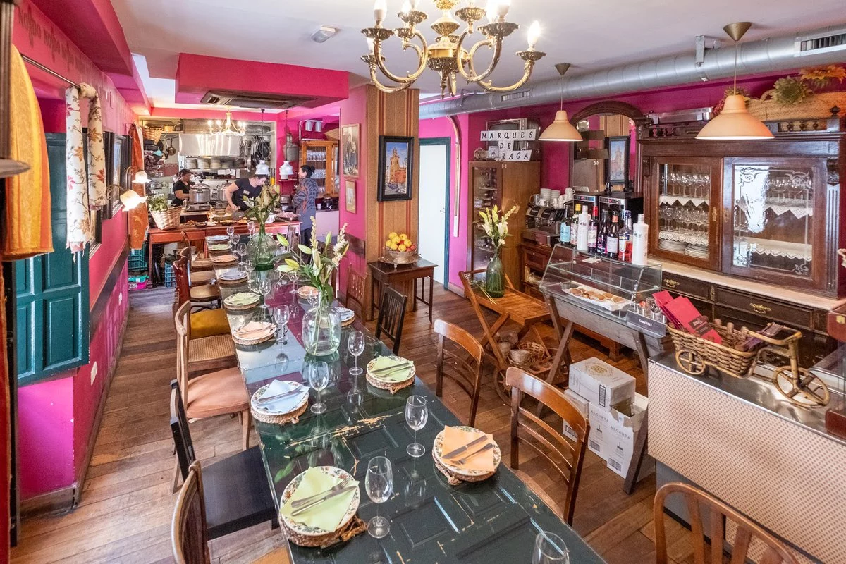 يقدم الاطباق المغربية 