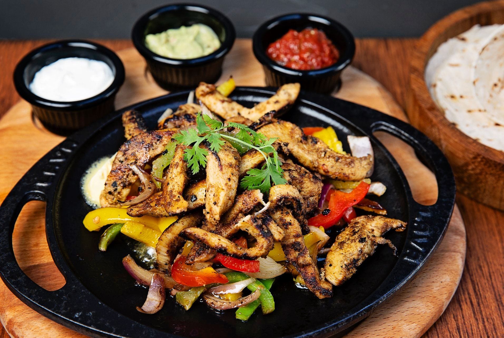 يقدم الاطباق العالمية والامريكية والمتوسطية والاروروبية والحديثة 