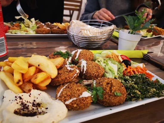 يقدم المأكولات اللبنانية و الشرق اوسطية 