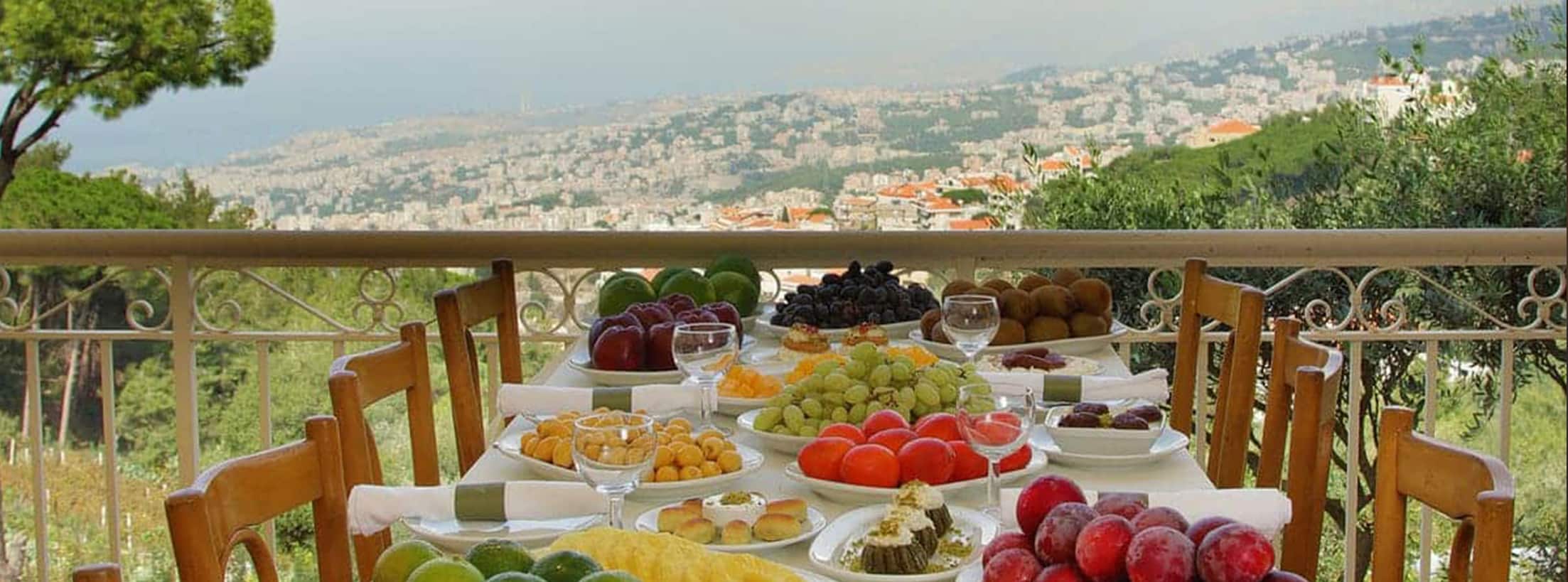 يقدم الاطعمة البحرية 