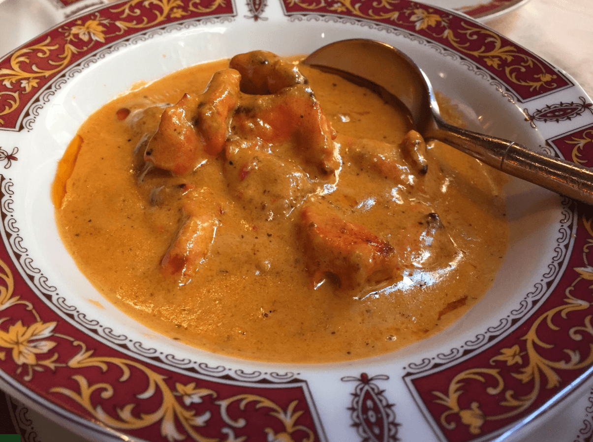 يقدم الاطباق الهندية والاسيوية والباكستانية 