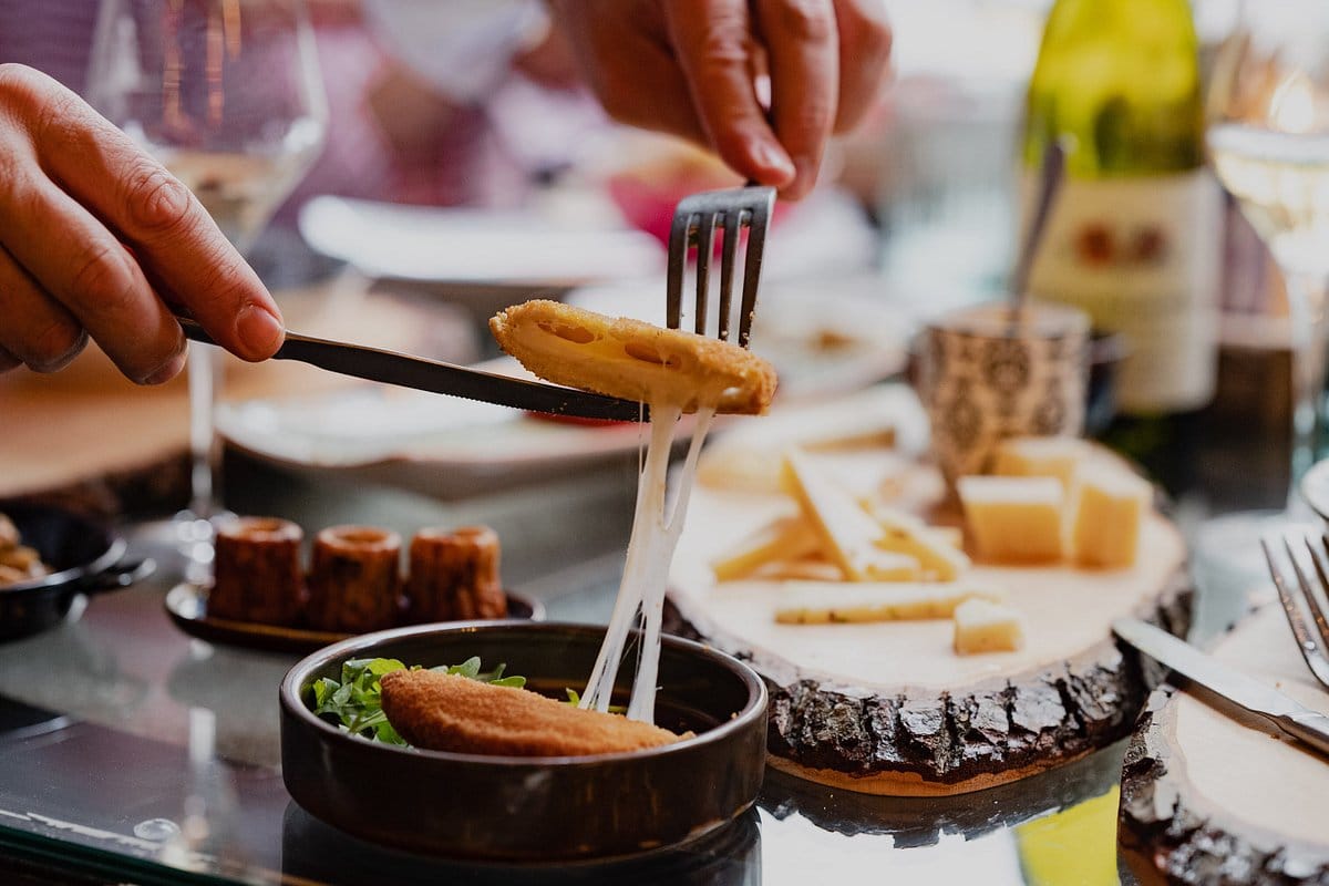 يقدم الاطباق البنانية والمغربية والصحية والشرق اوسطية 