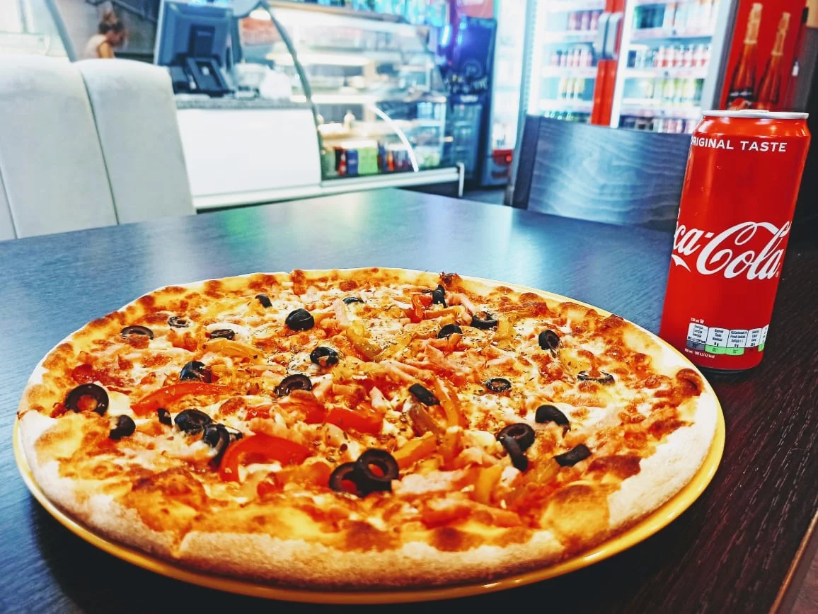 يقدم الاطباق المتوسطية والتركية والوجبات السريعة 