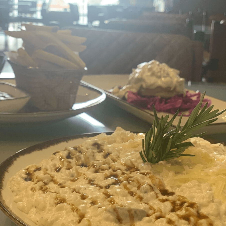 يقدم الاطباق الايطالية والاوروبية والعربية 