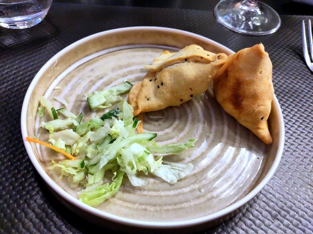 يقدم الاطباق الهندية والاسيوية والصحية وبنغلاديشية