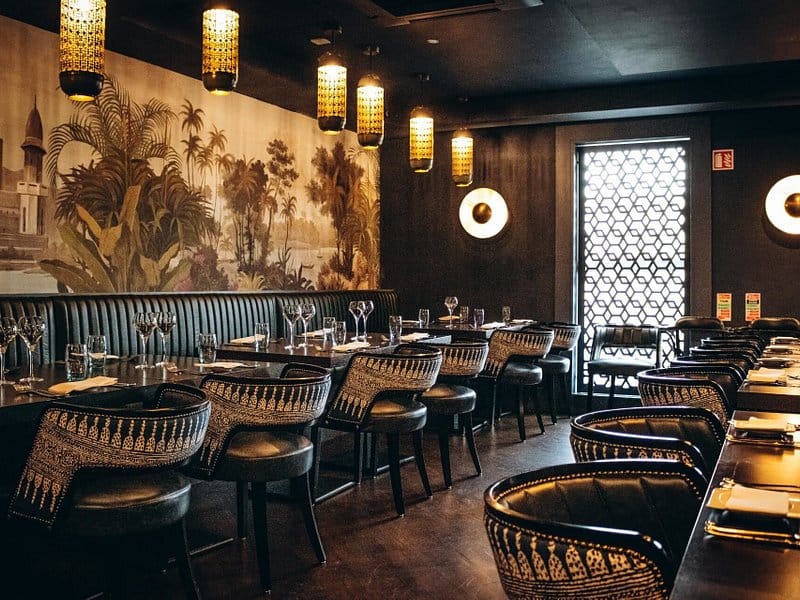 يقدم الاطباق الهندية 