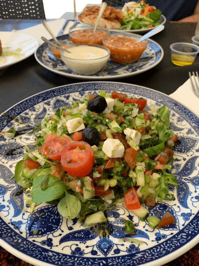 يقدم الاطباق العربية والاسبانية والهولندية 