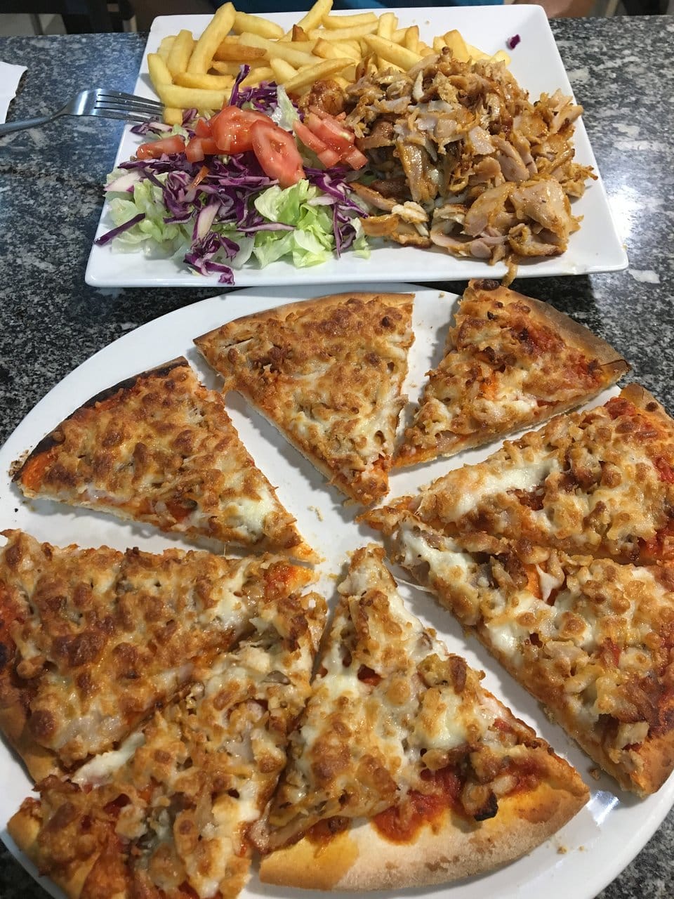 يقدم الاطباق التركية والالمانية والشرق اوسطية 