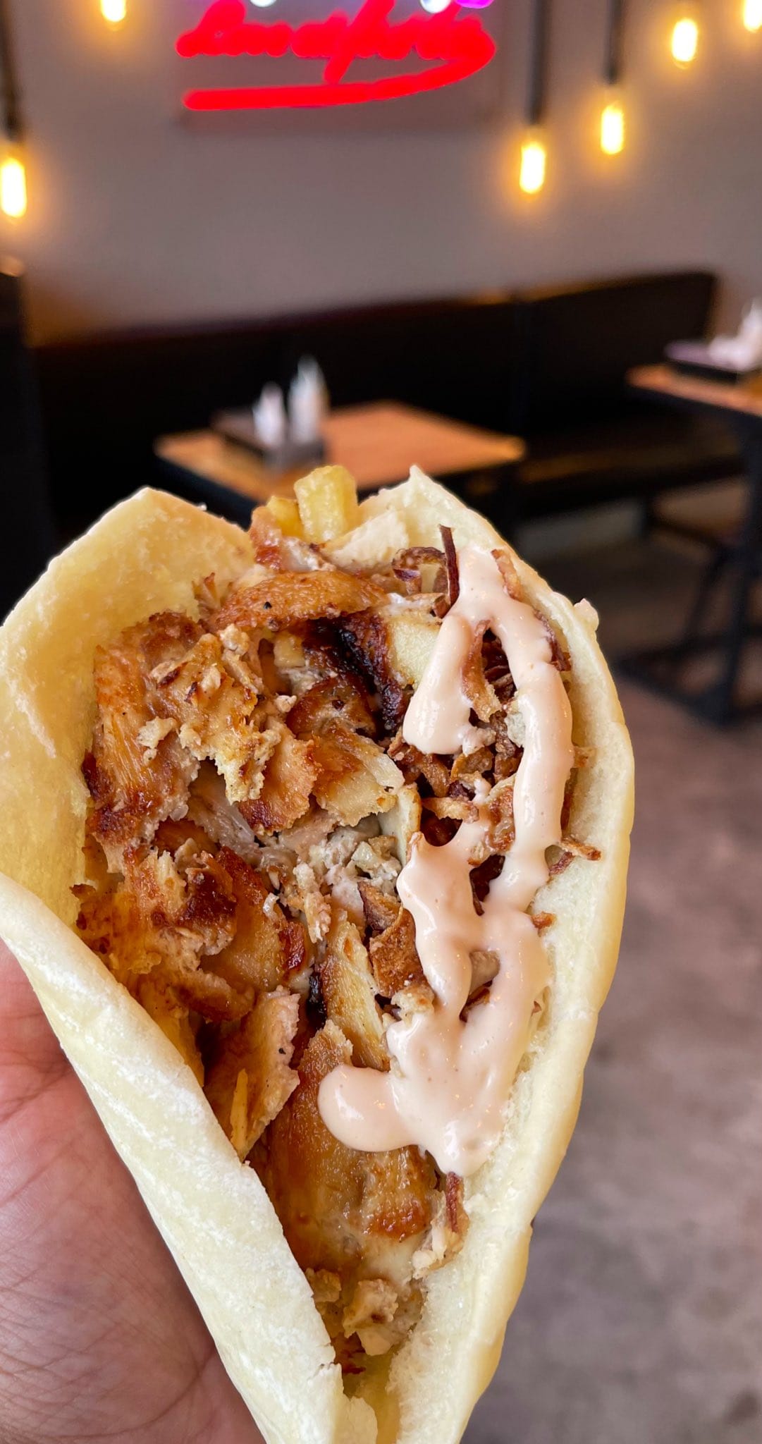 يقدم الاطباق التركية والباكستانية والهندية 