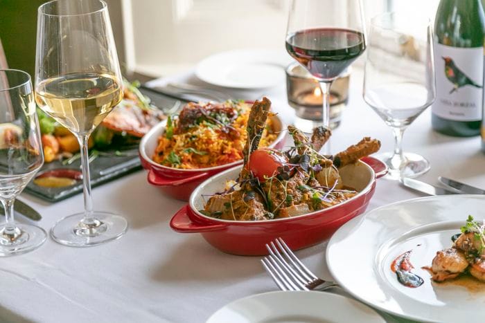 يقدم الاطباق الهندية والباكستانية 