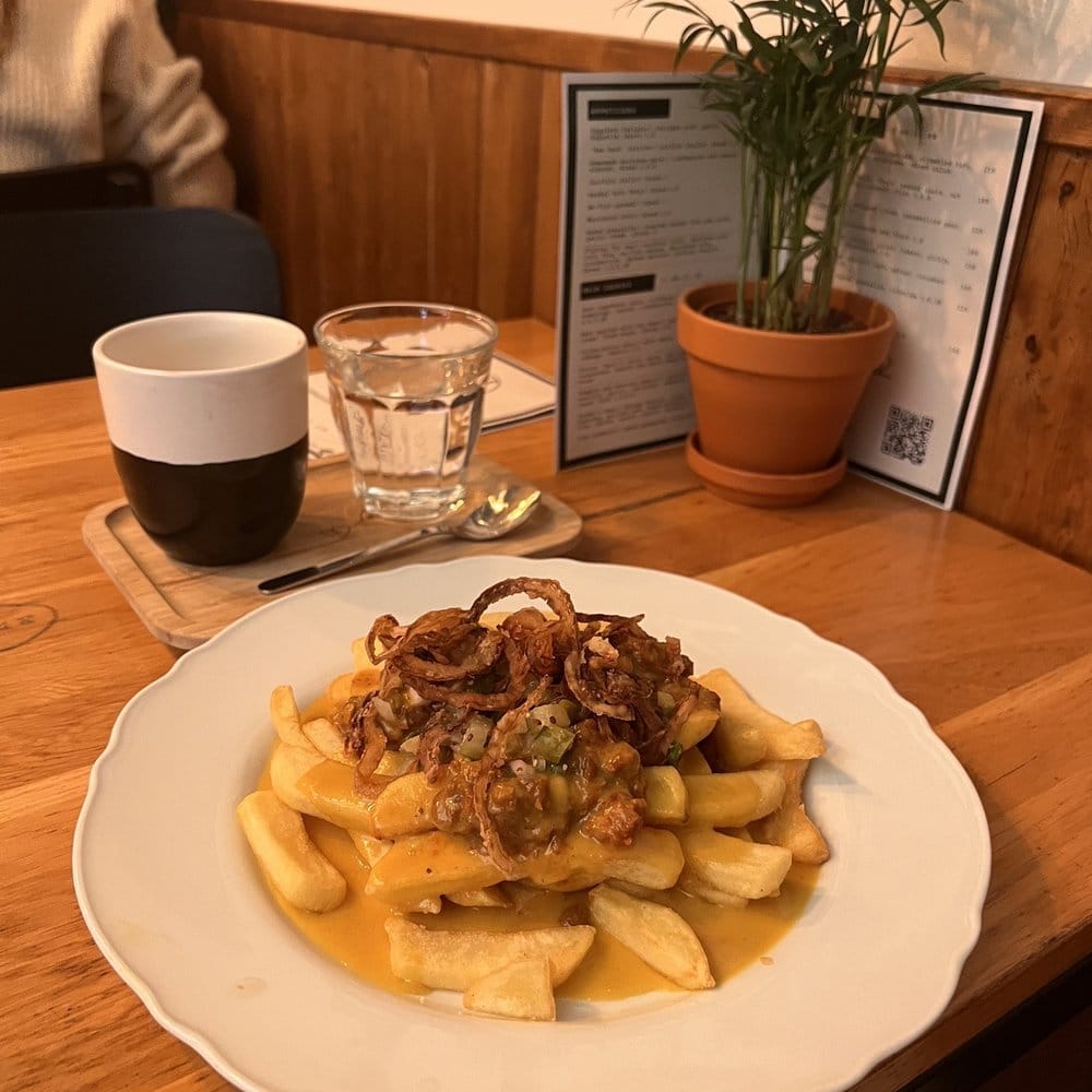 يقدم الاطباق اللبنانية والمتوسطية والشرق اوسطية 