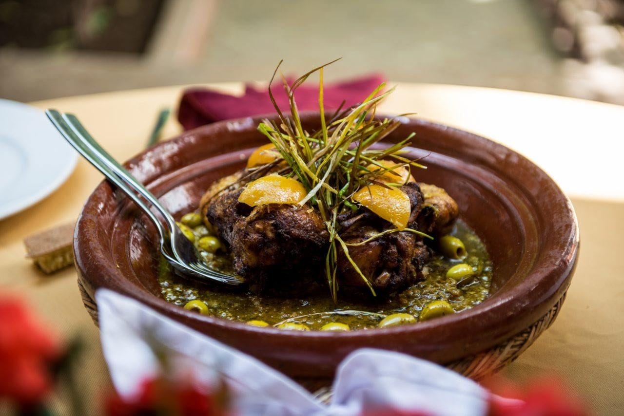 يقدم الاطباق المغربية والمتوسطية والشرق اوسطية 