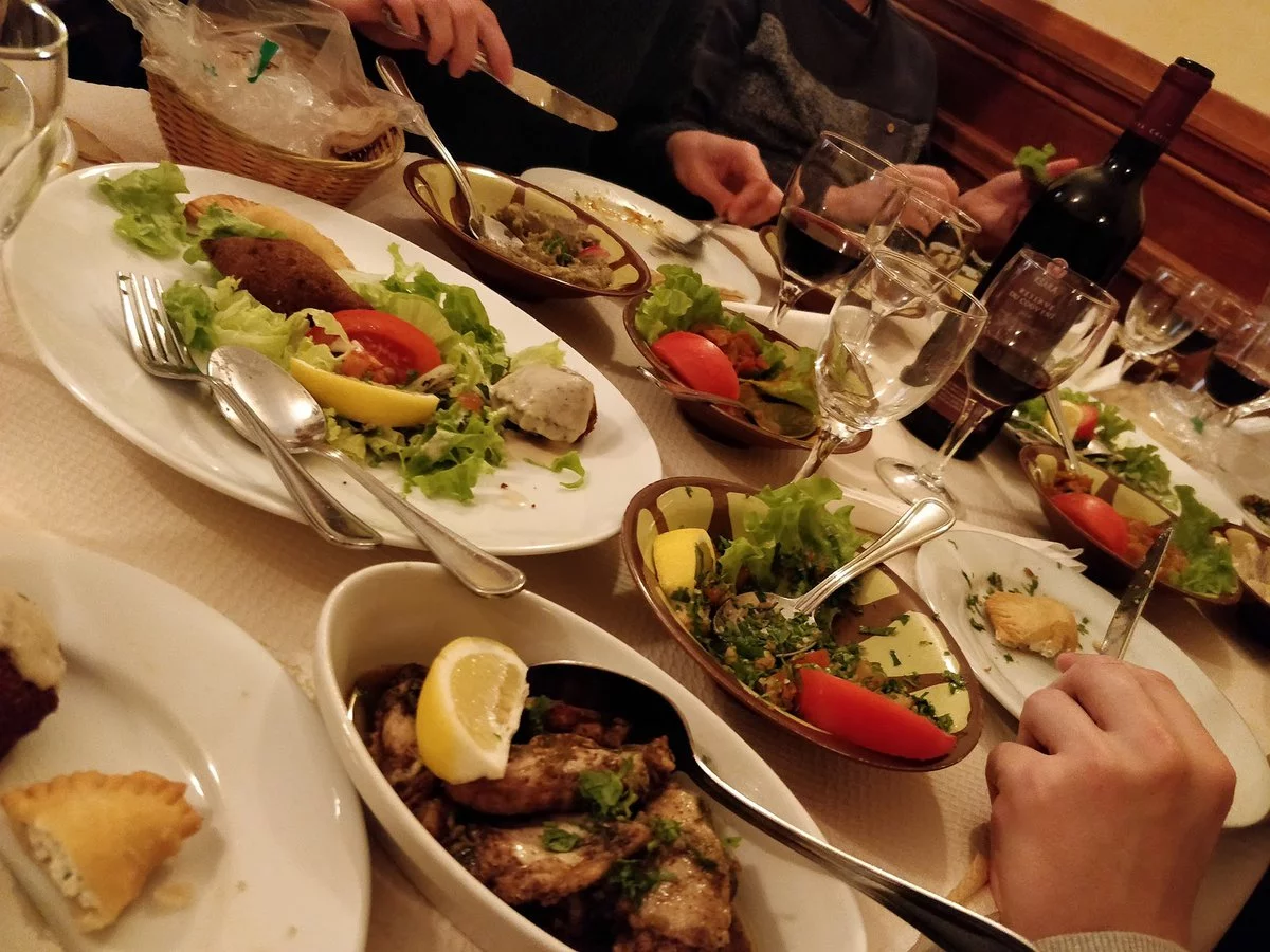 يقدم الاطباق التركية والشرق اوسطية 