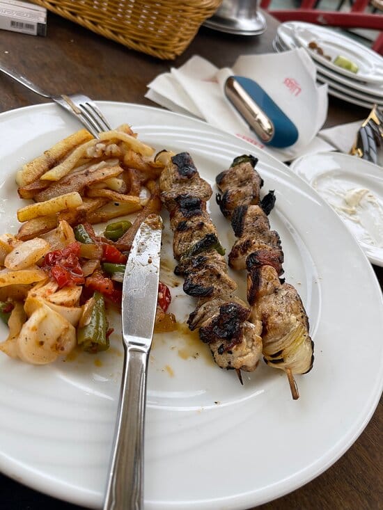 يقدم الاطباق المتوسطية والتونسية 