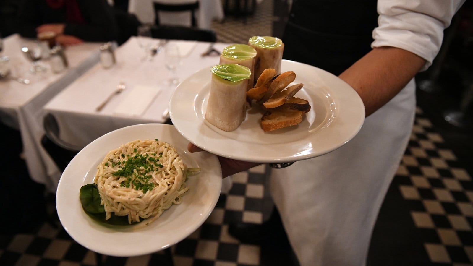 يقدم الاطباق اللبنانية والمتوسطية والصحية 