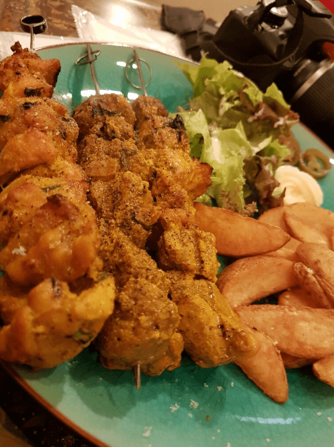 يقدم الاطباق المغربية والشرق اوسطية 