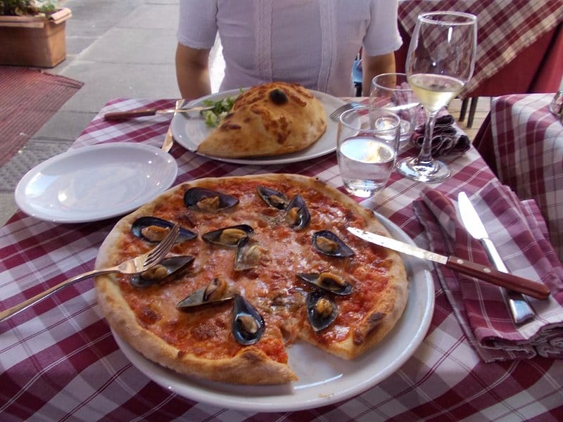 يقدم الاطعمة الايطالية والبيتزا والمتوسطية والاوروبية 