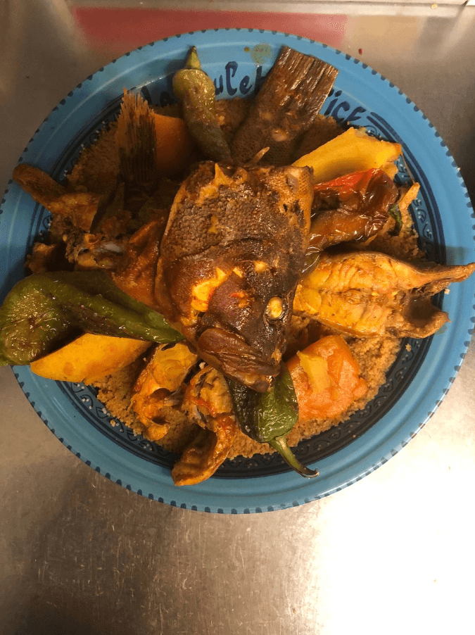 يقدم الاطباق المتوسطية والتونسية 