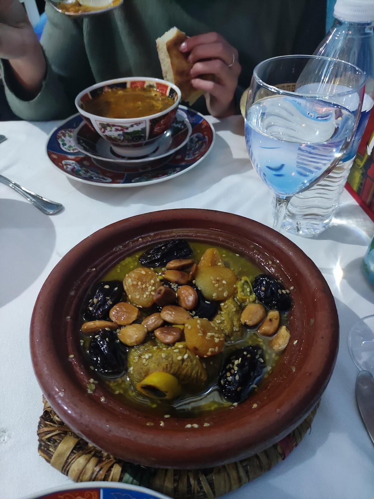 يقدم الاطباق الافريقية والمغربية والمتوسطية والشرق اوسطية 