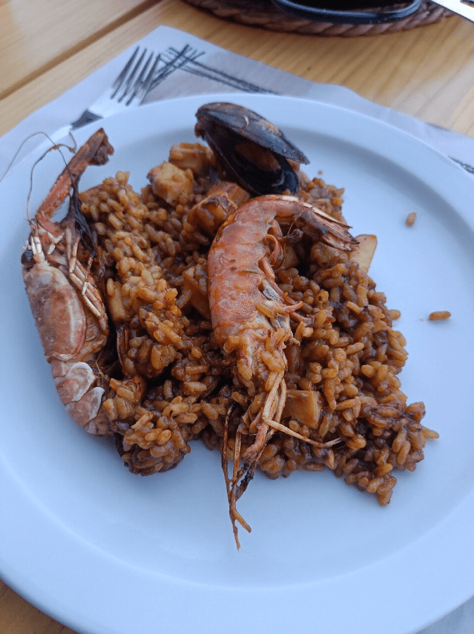 يقدم الاطباق البحرية الاسبانية والعربية والايطالية 