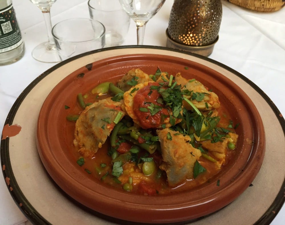 يقدم الاطباق المغربية والمتوسيطة 