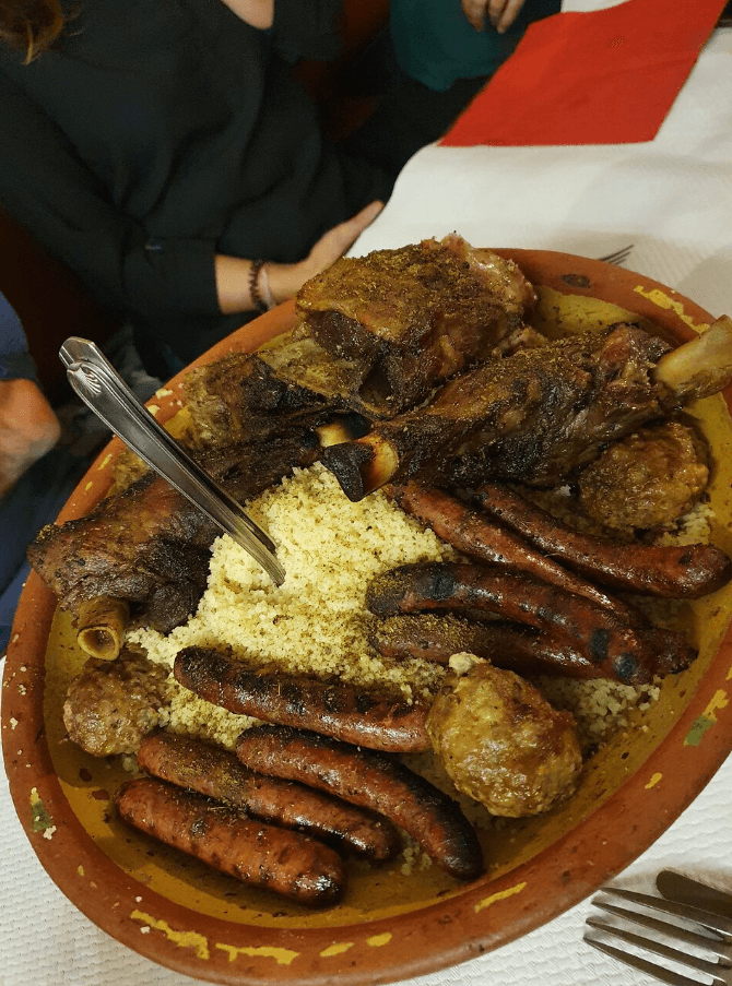 يقدم الاطباق المغربية والتونسية 