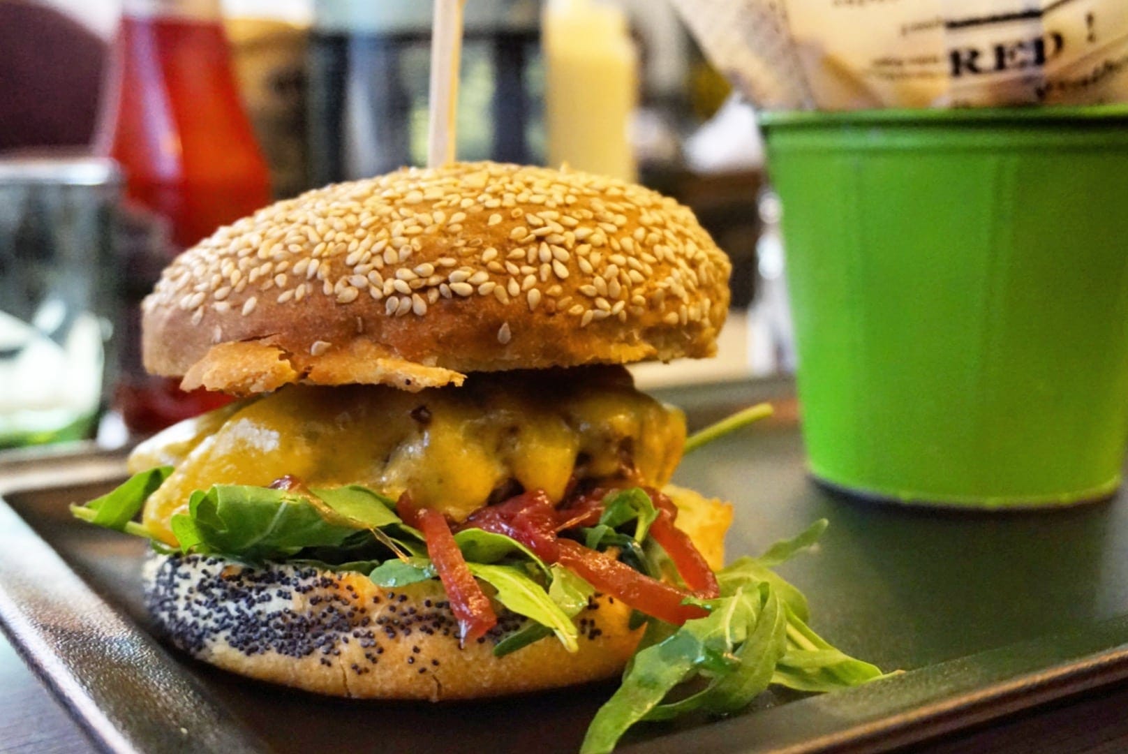 يقدم الاطباق الامريكية والفرنسية 