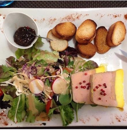 يقدم الاطباق الفرنسية والاوروبية 