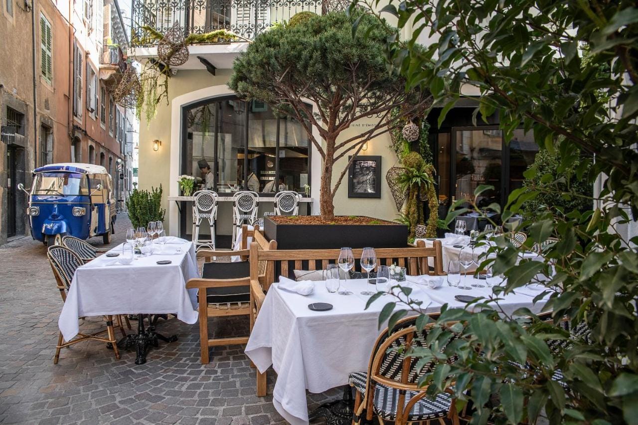 يقدم الاطباق الفرنسية والاوروبية 