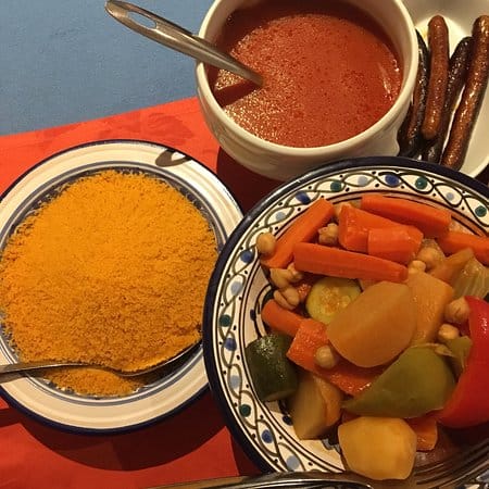 يقدم المأكولات المغربية والمتوسطية و الشرق اوسطية و التونسية 