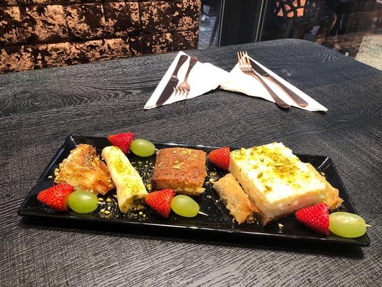 يقدم الاطباق اللبنانية والعالمية والشرق اوسطية 