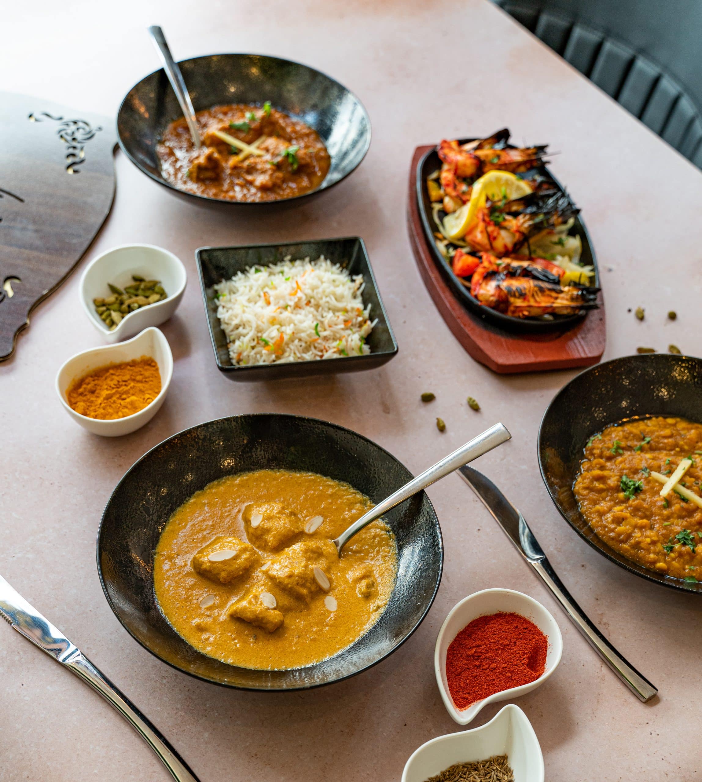 يقدم الاطباق الهندية والباكستانية والمشويات 