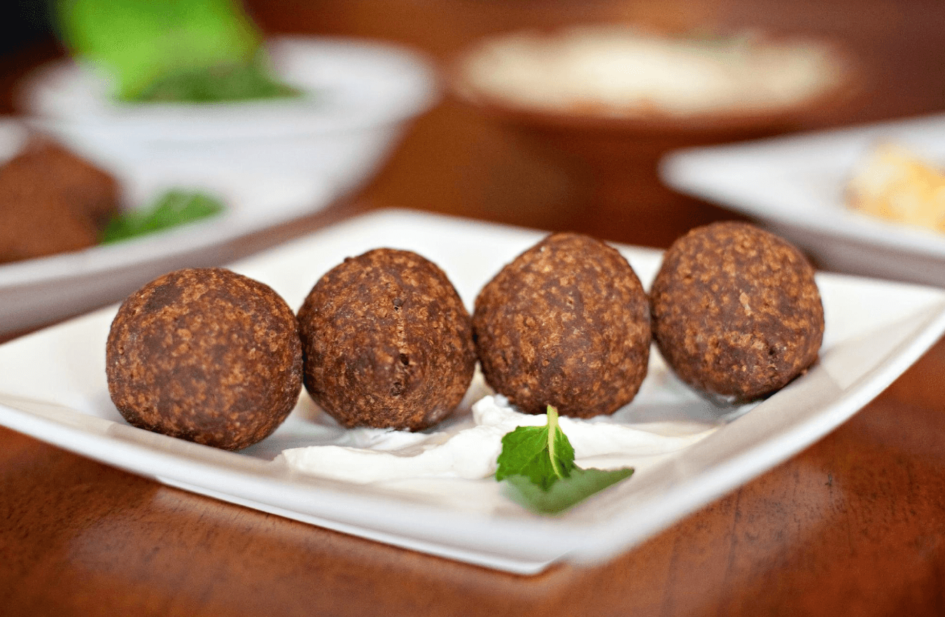 يقدم الاطباق المتوسيطة و الشرق اوسطية واللبنانية 