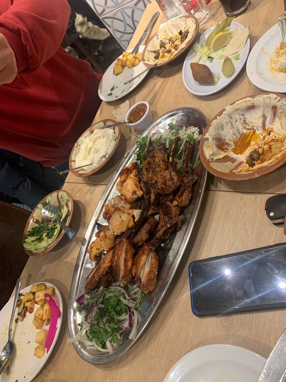 مطعم حلال يقدم الاطباق البنانية والمتوسطية والشرق اوسطية 