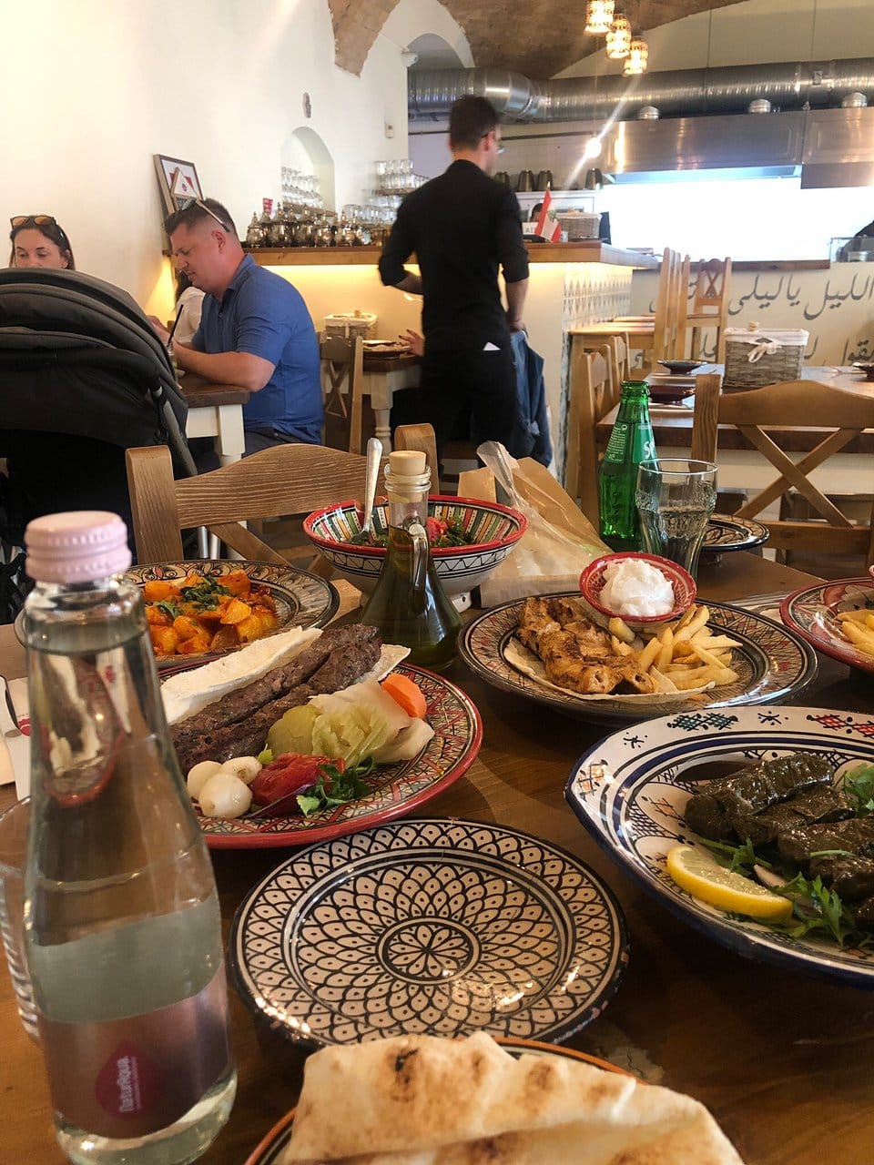 يقدم الاطباق اللبنانية والمتوسطية والشرق اوسطية والعربية 