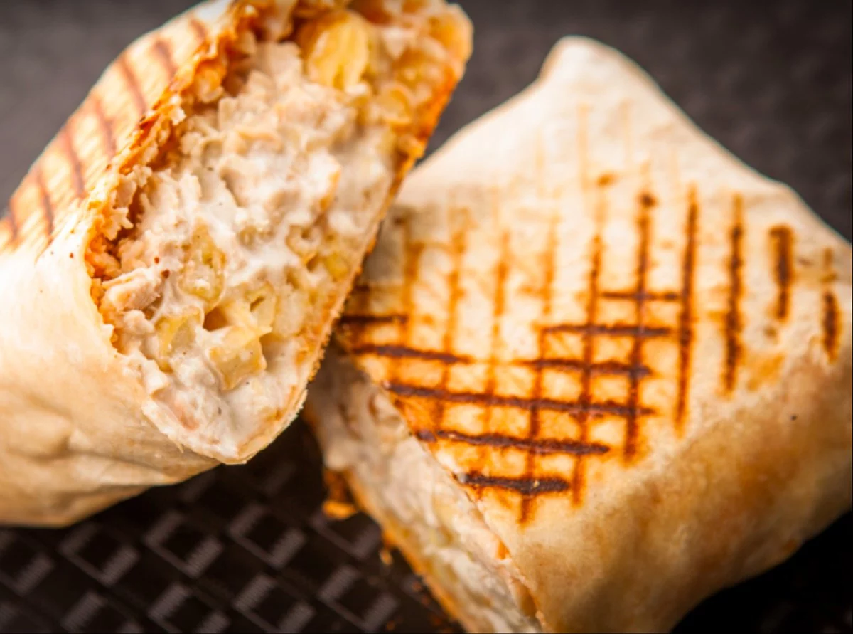 يقدم الاطباق المغربية والمتوسطية 