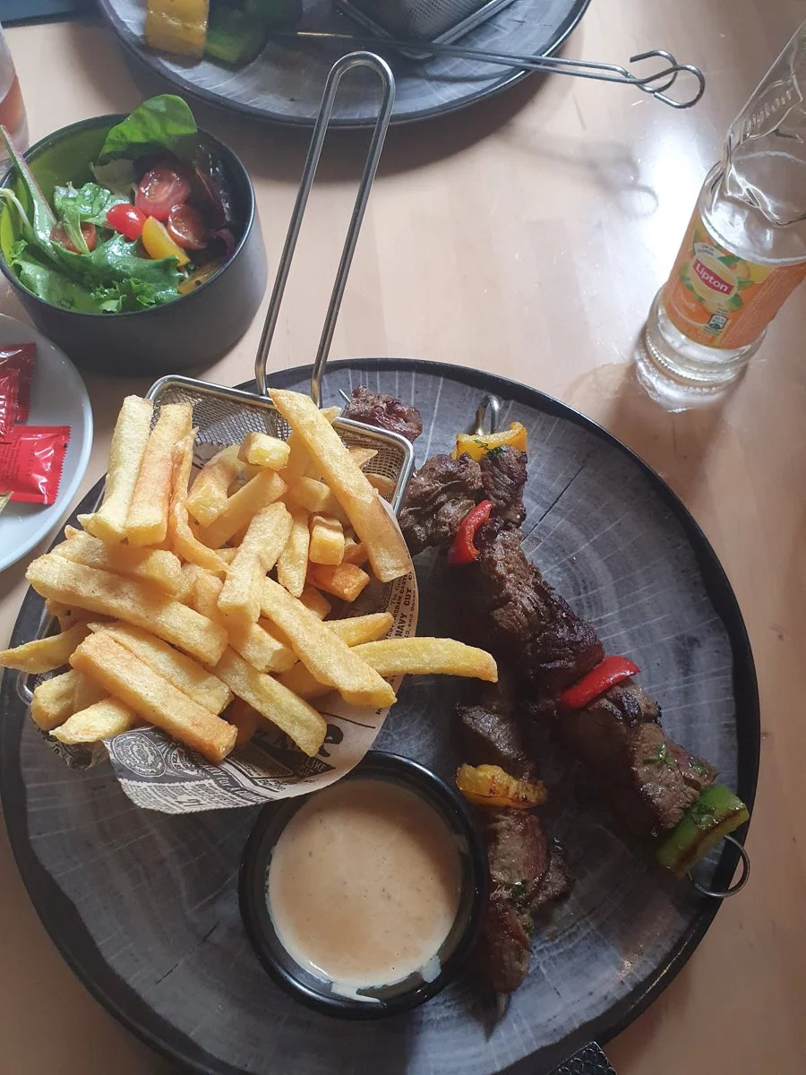 يقدم الاطباق الصحية والفرنسية 