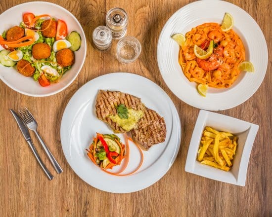 يقدم المأكولات الفرنسية و الايطالية 