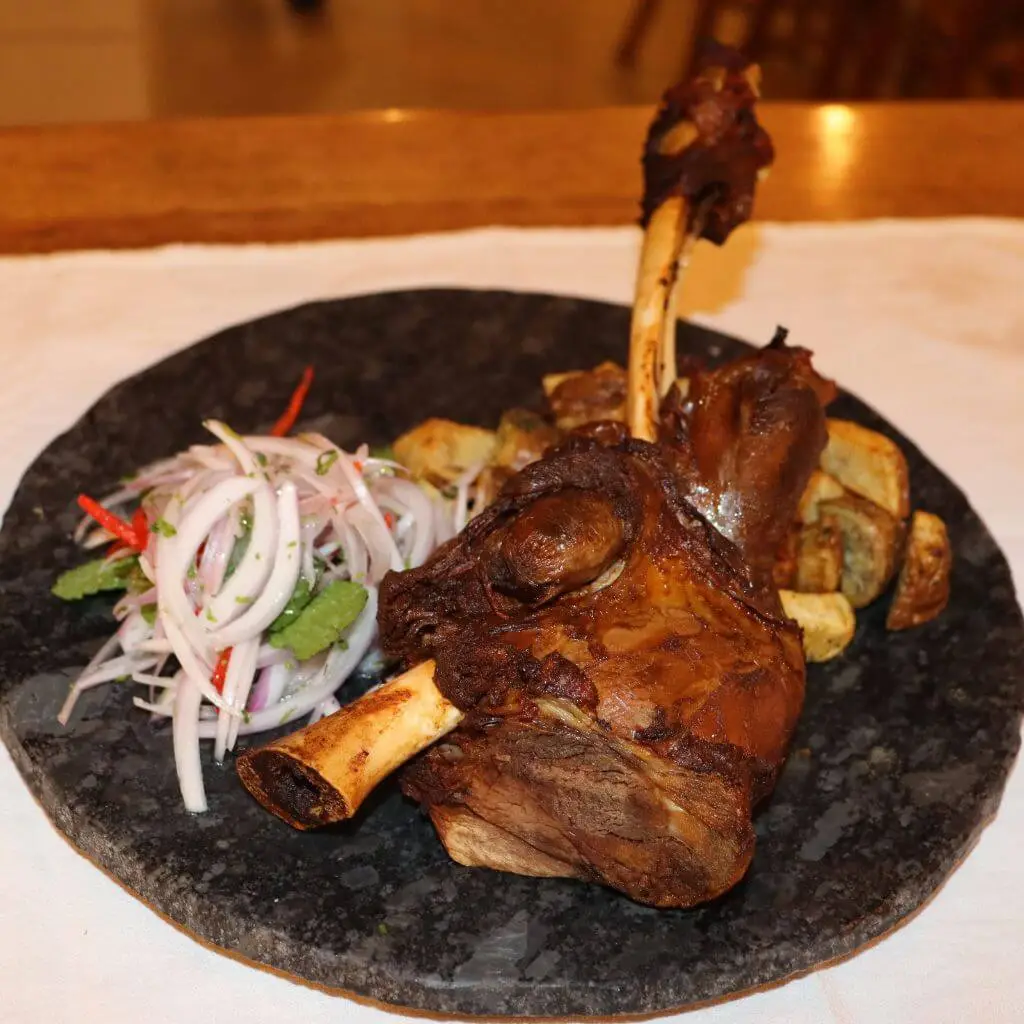 يقدم الاطباق الاتينية و الصحية. يعتبر من المطاعم الحلال 