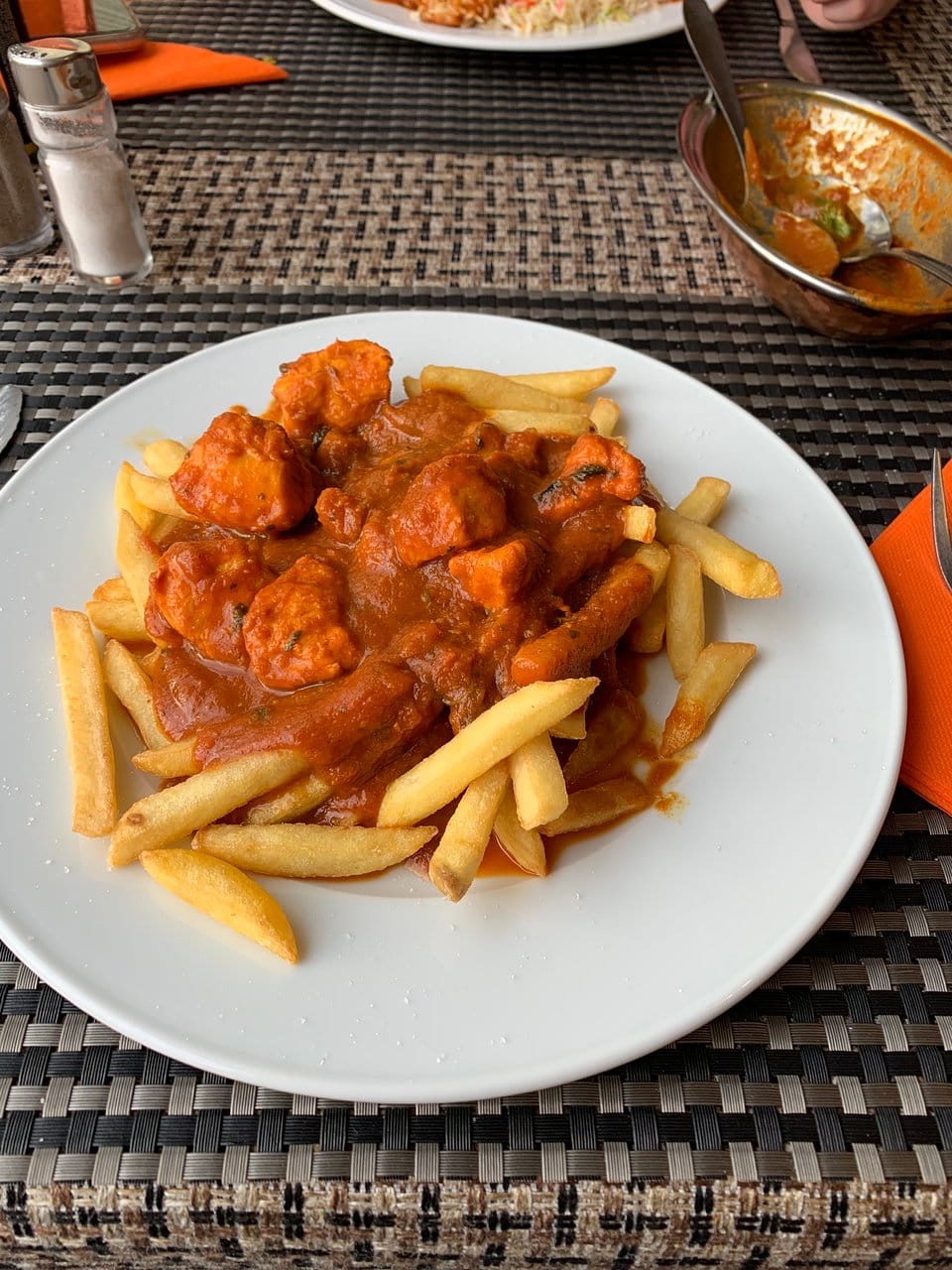 يقدم الاطباق الاسيوية والباكستانية والهندية 