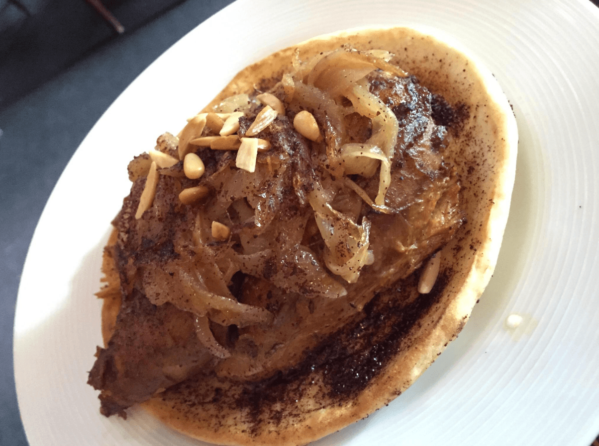 يقدم الاطباق المتوسيطة و الشرق اوسطية واللبنانية 