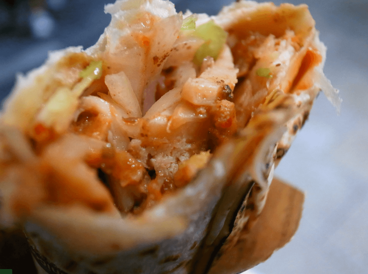 يقدم الاطباق الشرق اوسطية والوجبات السريعة 